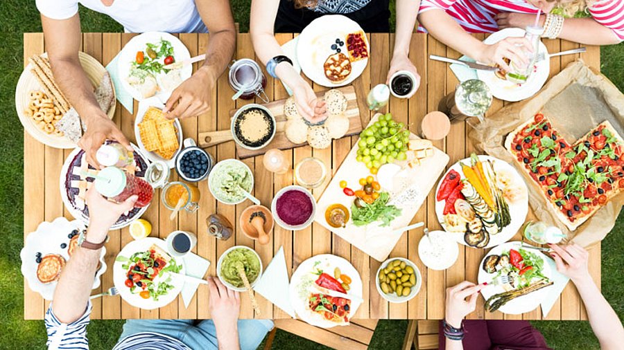 vielfältige Gerichte, gesunde Snacks beim gemeinsamen Essen am Tisch