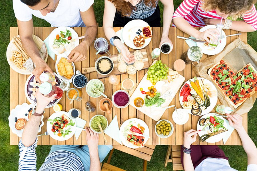 vielfältige Gerichte, gesunde Snacks beim gemeinsamen Essen am Tisch