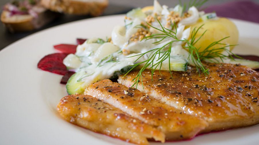 1 Stück Hähnchen mit Kartoffeln und Salat