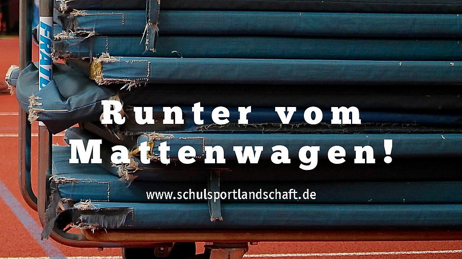 Mattenwagen in einer Turnhalle - Text: Runter vom Mattenwagen! www.sportlandschaft.de