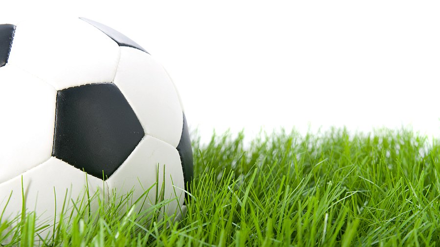 Schwarz-weißer Fußball im Gras