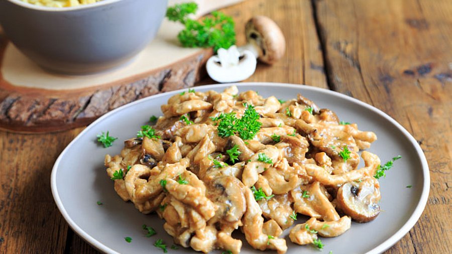 1 Teller mit Spätzle mit Champignonsoße.