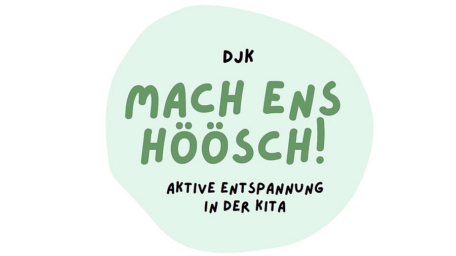 Grüner Button mit Aufschrift "DJK - Mach ens höösch - Aktive Entspannung in der Kita"
